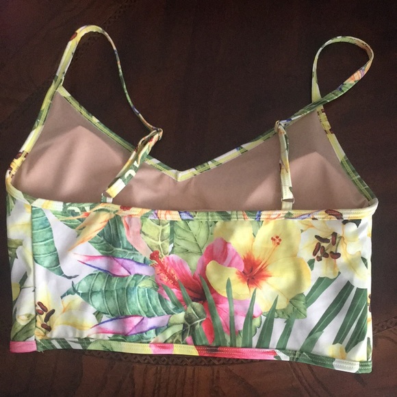 Nwot v crop M tropical floral FTO - Picture 2 of 3